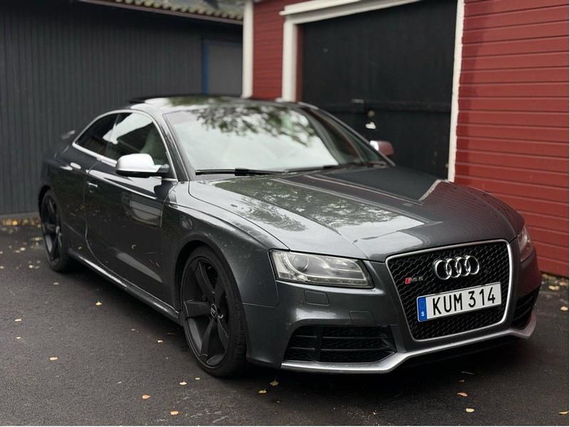 Grå Begagnad 2011 Audi RS5 Sportkupé | 249 000 kr (Superpris) - Bild 1/4