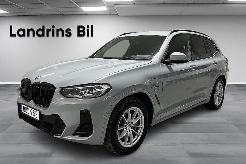 Grå Begagnad 2022 BMW X3 SUV | 359 900 kr (Marknadspris) - Bild 1/4