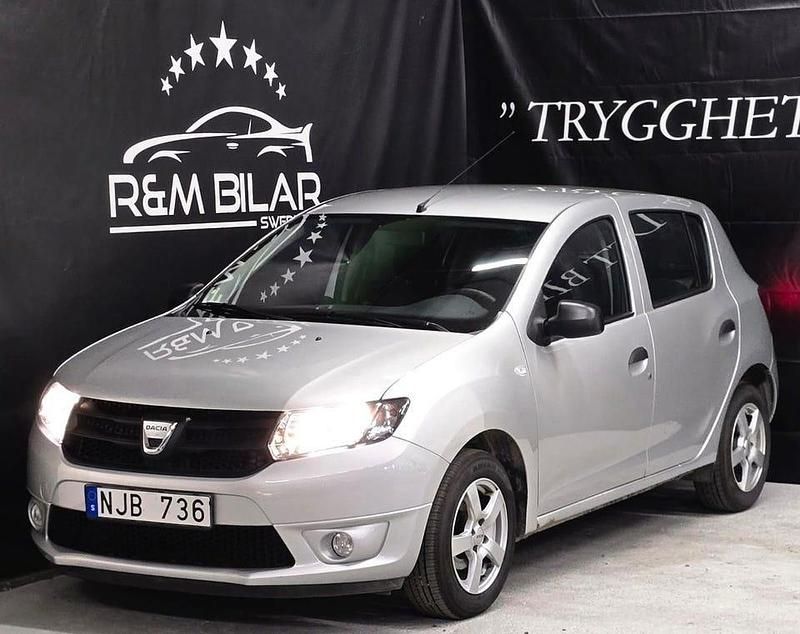 Silver Begagnad 2013 Dacia Sandero Halvkombi | 54 800 kr (Marknadspris) - Bild 1/4