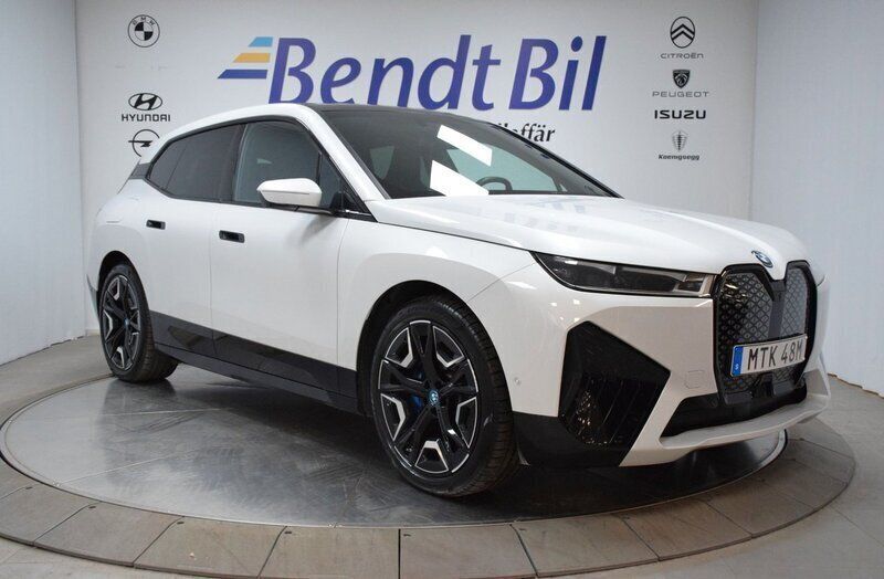 Vit Begagnad 2023 BMW iX Sport Line SUV | 574 500 kr (Marknadspris) - Bild 1/3