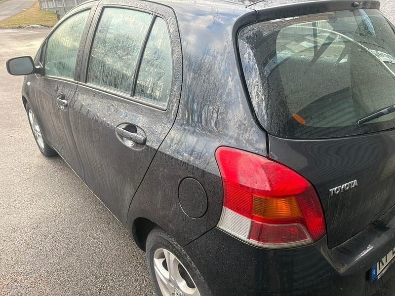 Begagnad Toyota Yaris 101 HK (74 kW) 2009 Svart Halvkombi