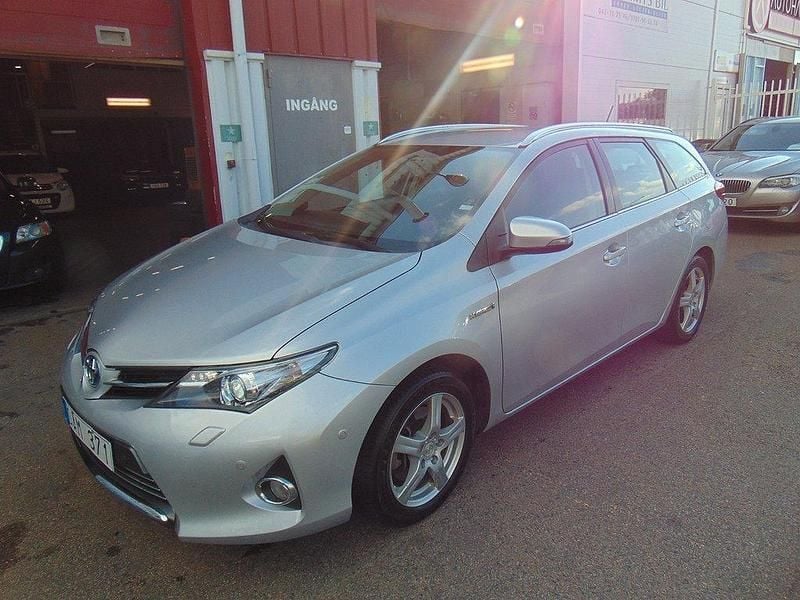 Silver Begagnad 2013 Toyota Auris Touring Sports Executive Kombi | 85 000 kr (Bra pris) - Bild 1/4
