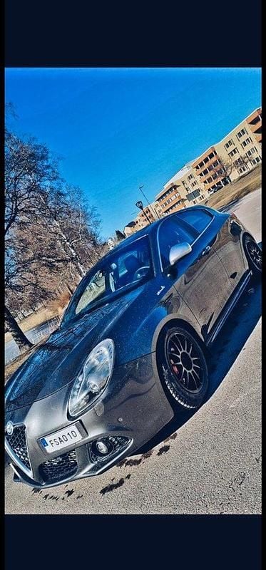 Grå Begagnad 2015 Alfa Romeo Giulietta Exclusive Halvkombi | 108 000 kr - Bild 1/4
