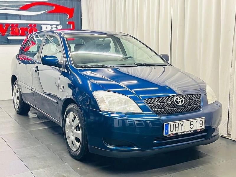 Mörkblå Begagnad 2003 Toyota Corolla Halvkombi | 34 900 kr (Marknadspris) - Bild 1/4