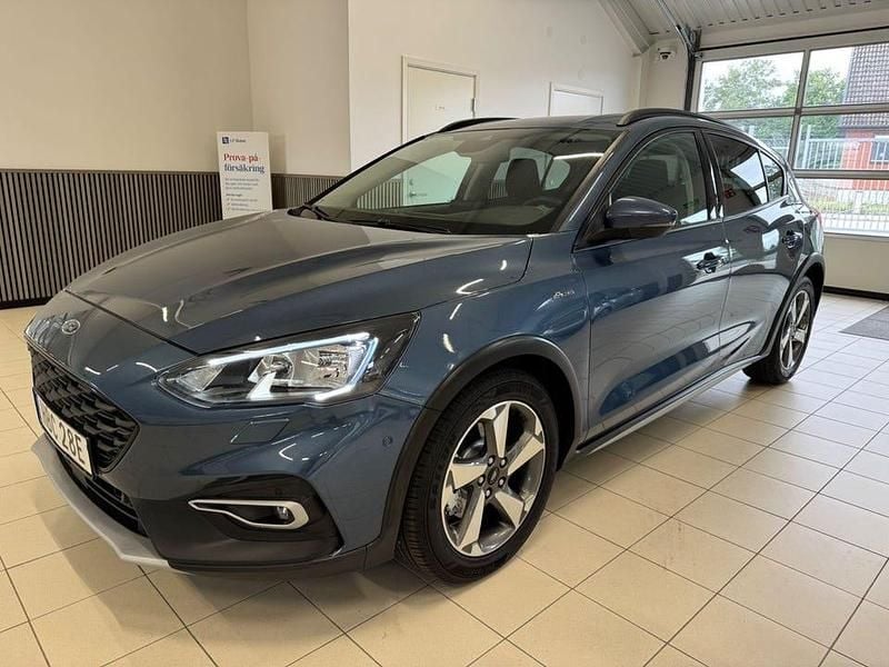 Blå (blåmetallick) Begagnad 2019 Ford Focus Active Halvkombi | 159 900 kr (Lite dyr) - Bild 1/4
