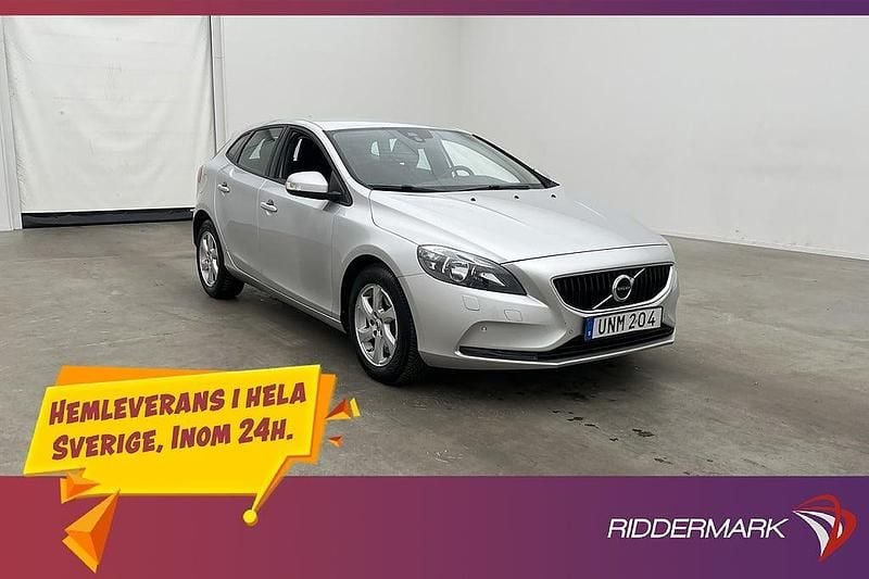 Silver Begagnad 2018 Volvo V40 Kinetic Halvkombi | 209 800 kr (Marknadspris) - Bild 1/3