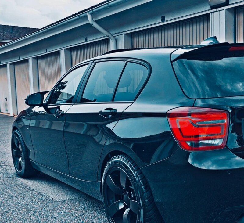 Svart Begagnad 2012 BMW 118 Sport Line Halvkombi | 90 000 kr (Marknadspris) - Bild 1/4