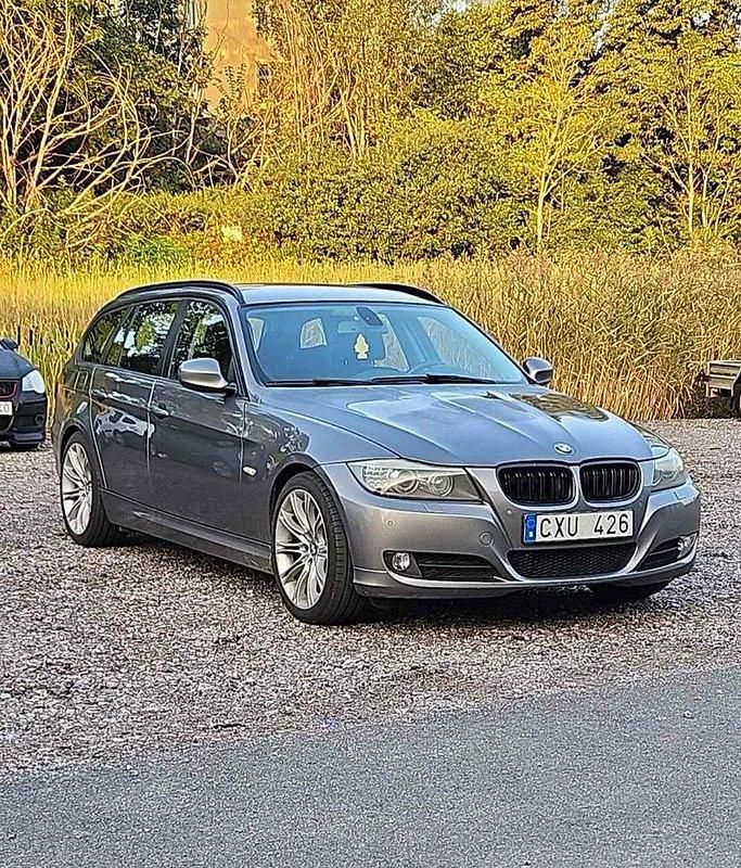 Grå Begagnad 2011 BMW 320 Kombi | 69 000 kr (Marknadspris) - Bild 1/3