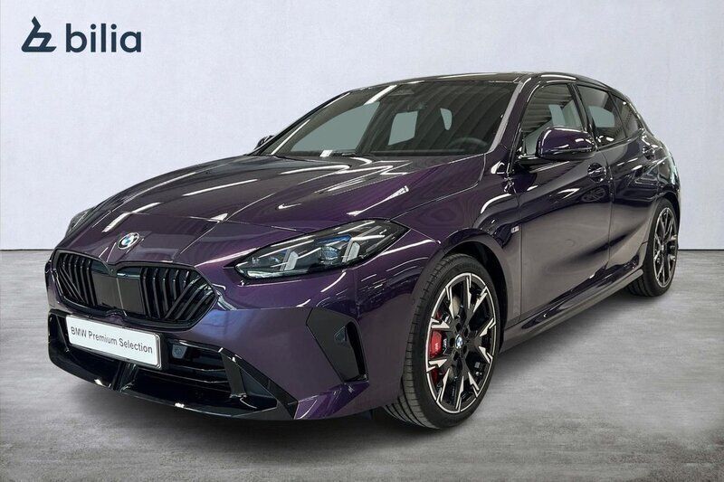 Lila Begagnad 2024 BMW 120 M Sport Halvkombi | 409 900 kr - Bild 1/4