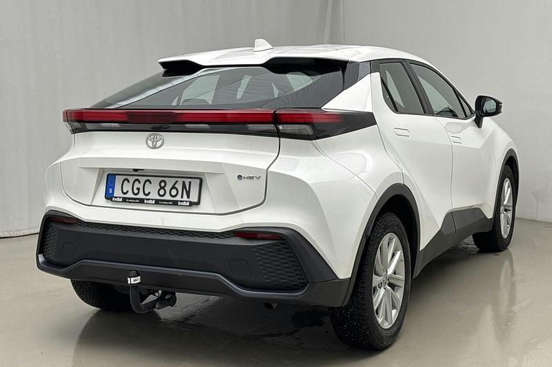 Begagnad Toyota C-HR Active 140 HK (102 kW) 2024 Vit SUV
