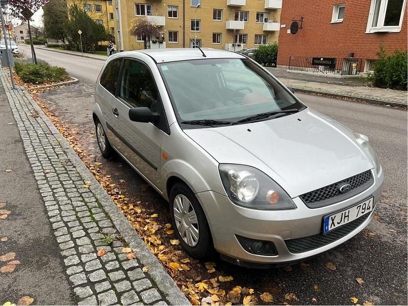 Silver Begagnad 2006 Ford Fiesta Halvkombi | 13 500 kr (Marknadspris) - Bild 1/2