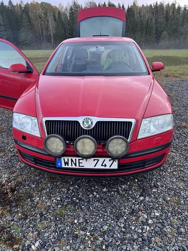 Röd Begagnad 2005 Skoda Octavia Halvkombi | 15 000 kr (Marknadspris) - Bild 1/4