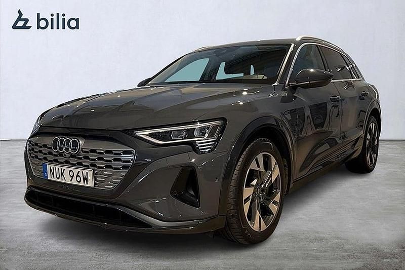 Grå Begagnad 2023 Audi Q8 e-tron Proline SUV | 459 000 kr (Superpris) - Bild 1/3