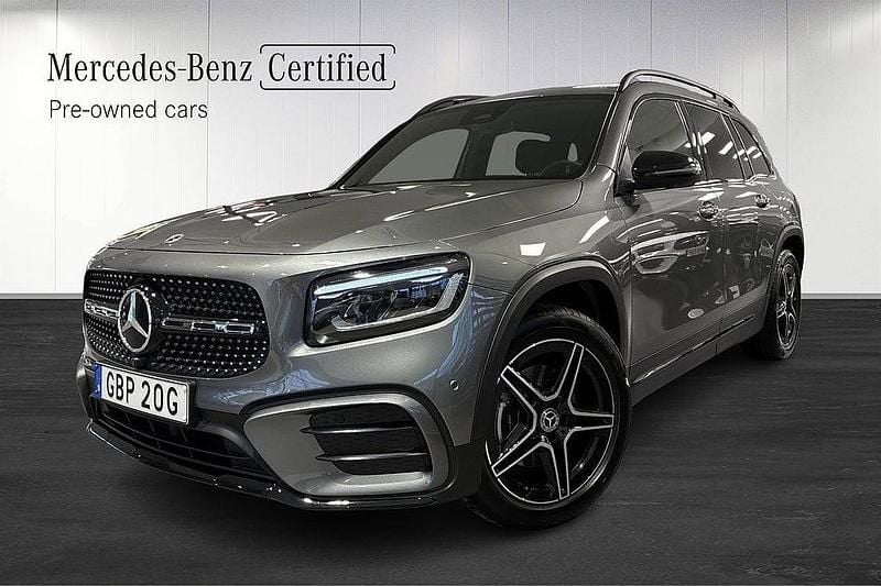Mörkgrå Begagnad 2024 Mercedes GLB200 AMG SUV | 449 000 kr (Marknadspris) - Bild 1/4