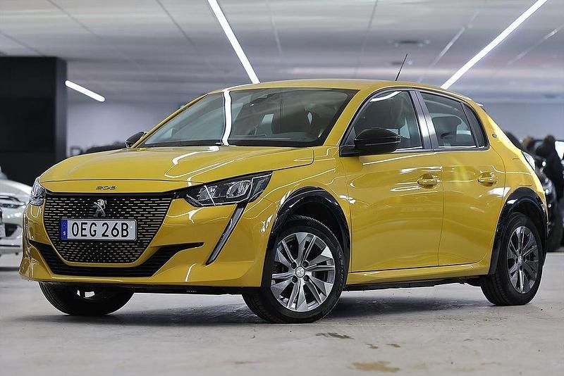 Begagnad Peugeot e-208 Active 100 kW (136 HK) 2022 Gul Halvkombi
