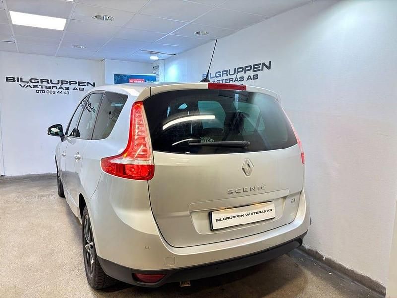 Begagnad Renault Grand Scénic 150 HK (110 kW) 2011 Silver Minibuss