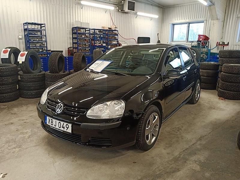 Begagnad VW Golf IV 105 HK (77 kW) 2005 Svart Halvkombi