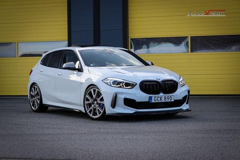 Vit Begagnad 2019 BMW M135 M Sport Halvkombi | 389 900 kr (Marknadspris) - Bild 1/4