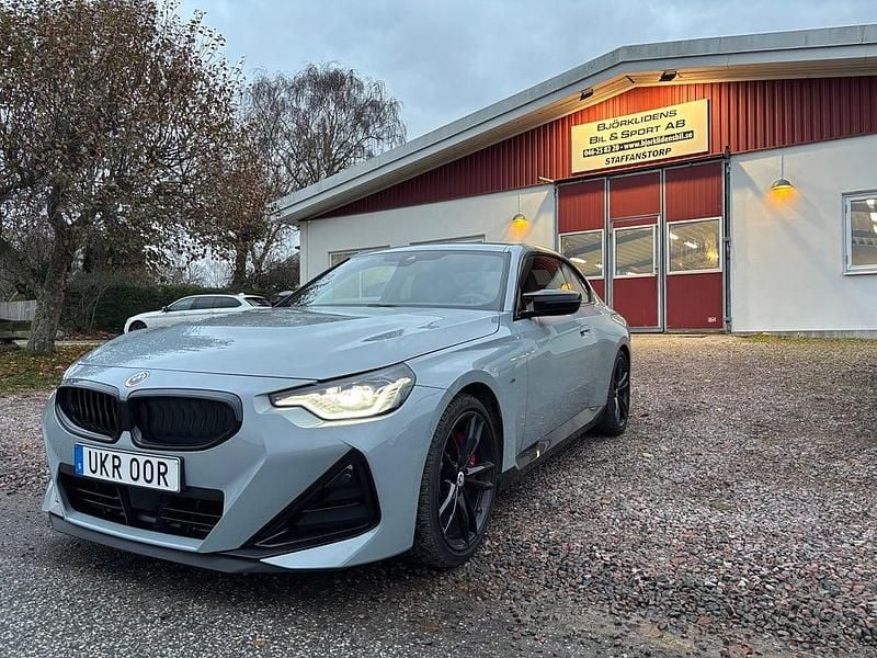 Grå Begagnad 2022 BMW M240 M Sport Sportkupé | 569 000 kr (Superpris) - Bild 1/4