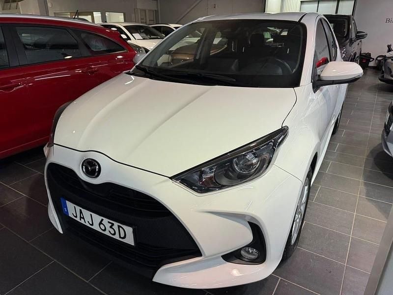 Vit Begagnad 2023 Mazda 2 Halvkombi | 219 000 kr (Marknadspris) - Bild 1/4