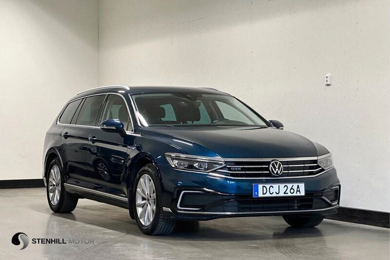 Blå (blå metallic) Begagnad 2021 VW Passat Executive Kombi | 247 900 kr (Marknadspris) - Bild 1/4