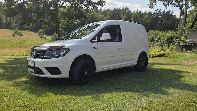 Vit Begagnad 2016 VW Caddy Minibuss | 120 000 kr (Marknadspris) - Bild 1/3