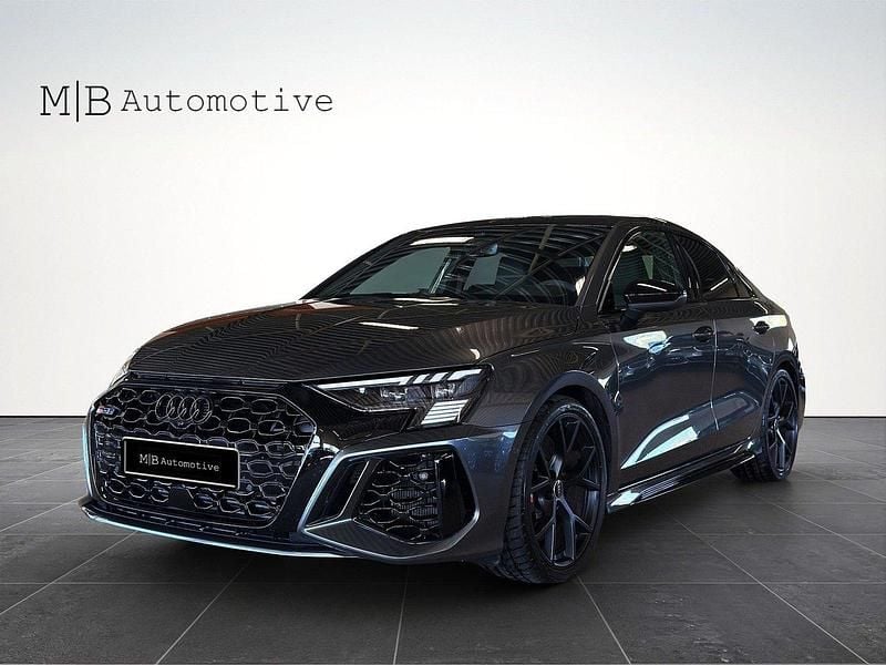 Grå Begagnad 2024 Audi RS3 Design Halvkombi | 659 900 kr (Marknadspris) - Bild 1/4