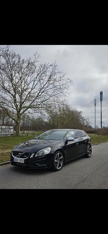 Svart Begagnad 2011 Volvo V60 R-Design Kombi | 105 900 kr (Marknadspris) - Bild 1/4