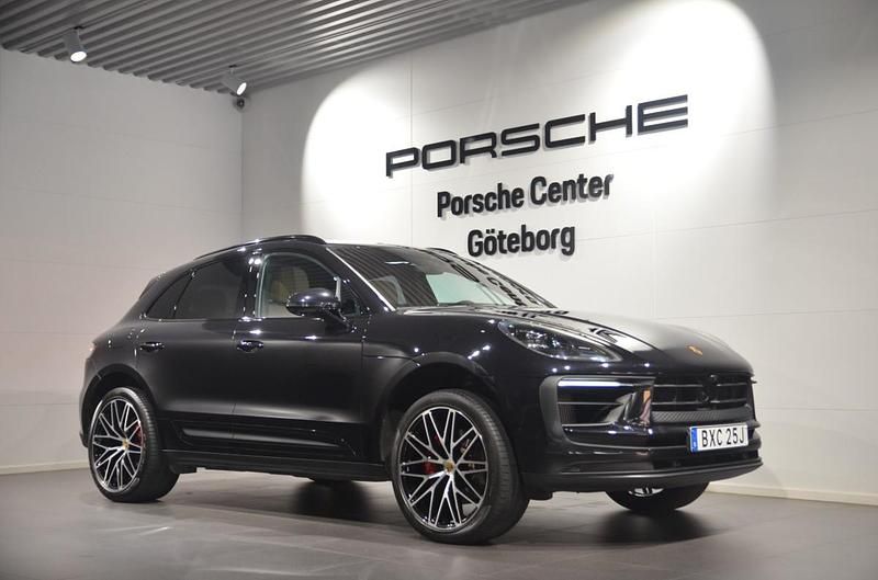 Svart (black) Begagnad 2022 Porsche Macan S SUV | 769 000 kr (Marknadspris) - Bild 1/4