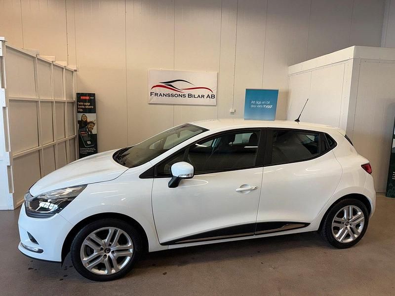 Vit Begagnad 2018 Renault Clio IV Zen Halvkombi | 114 900 kr (Lite dyr) - Bild 1/4