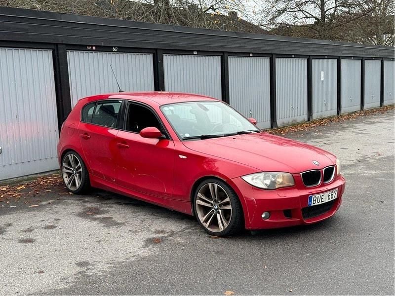 Röd Begagnad 2009 BMW 118 M Sport Halvkombi | 23 500 kr (Bra pris) - Bild 1/4
