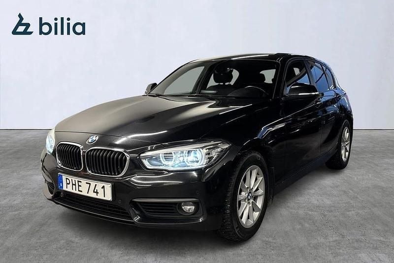 Svart Begagnad 2017 BMW 120 Halvkombi | 169 900 kr (Bra pris) - Bild 1/4