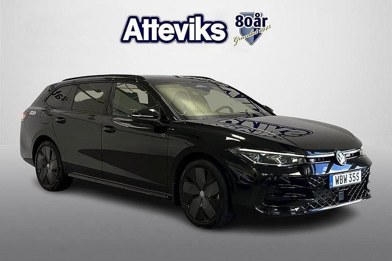 Svart Begagnad 2025 VW Passat R-line Kombi | 529 900 kr - Bild 1/4
