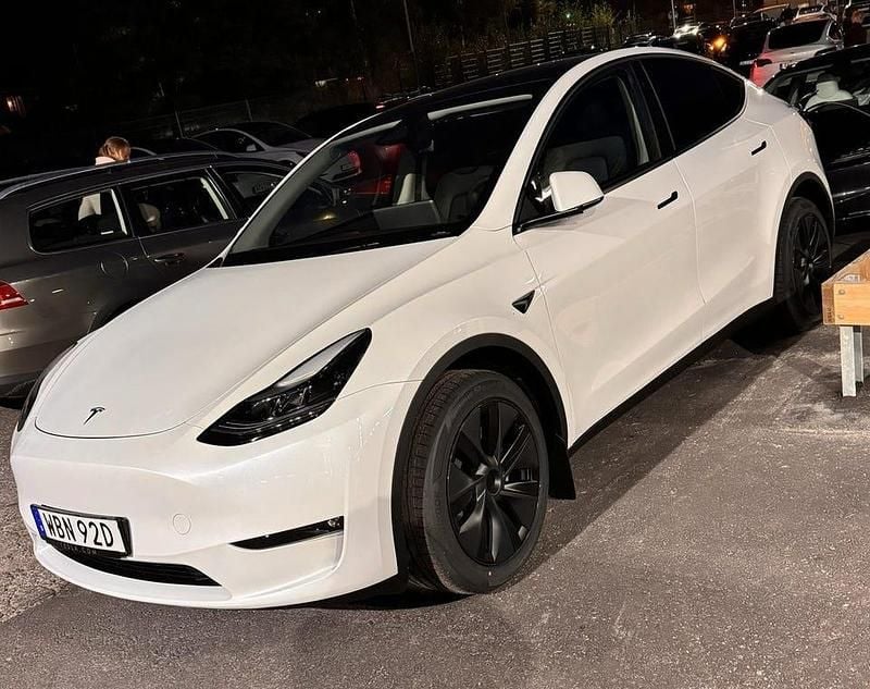 Begagnad 2024 Tesla Model Y Long Range AWD SUV | 429 800 kr (Marknadspris) - Bild 1/1