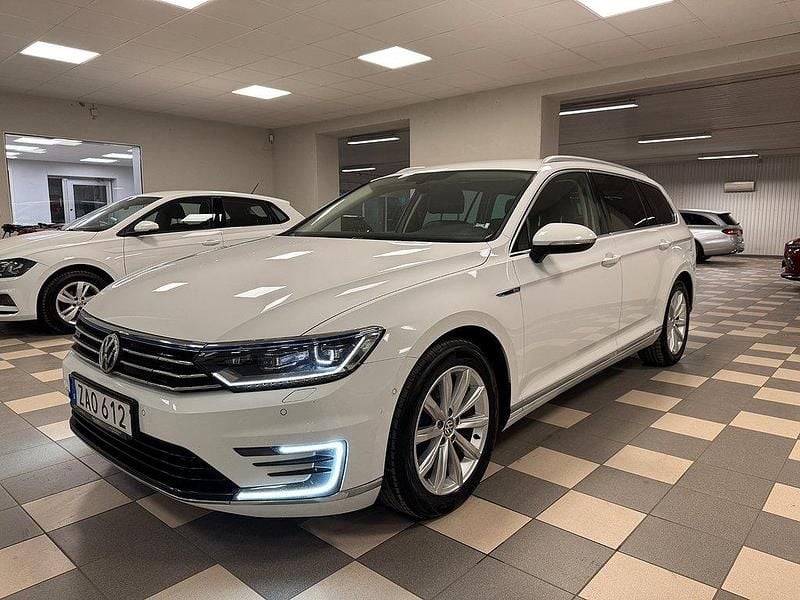Vit Begagnad 2017 VW Passat GTE Kombi | 153 000 kr (Marknadspris) - Bild 1/4