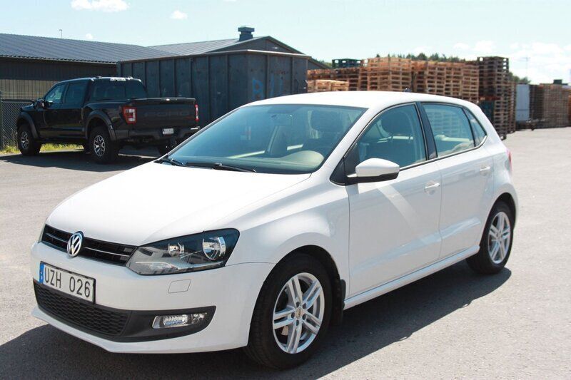 Vit Begagnad 2012 VW Polo Halvkombi | 114 000 kr (Lite dyr) - Bild 1/4