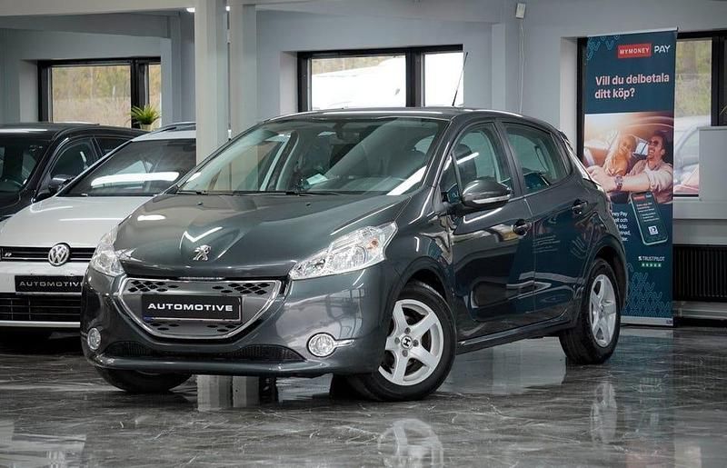 Mörkgrå (grå) Begagnad 2013 Peugeot 208 Halvkombi | 89 900 kr (Lite dyr) - Bild 1/4