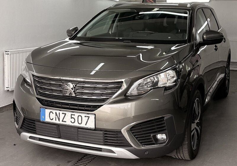 Mörkgrön (grön) Begagnad 2017 Peugeot 5008 Minibuss | 154 900 kr (Marknadspris) - Bild 1/4