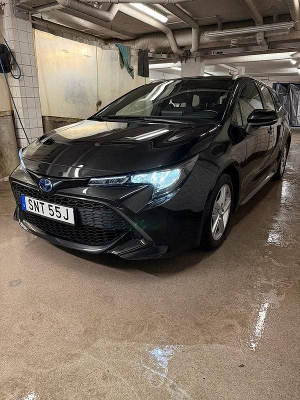 Svart Begagnad 2022 Toyota Corolla Kombi | 219 900 kr (Marknadspris) - Bild 1/4