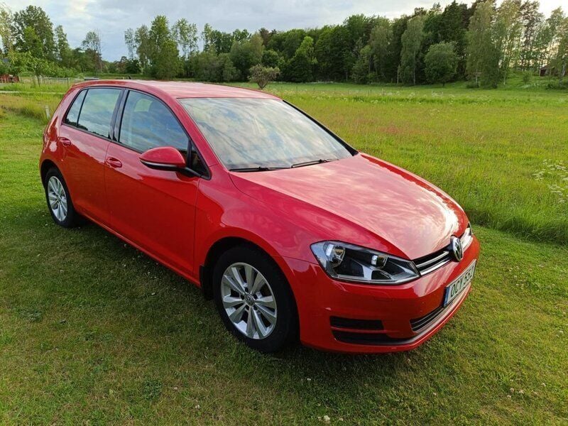Röd Begagnad 2017 VW Golf VII Halvkombi | 99 000 kr (Bra pris) - Bild 1/4