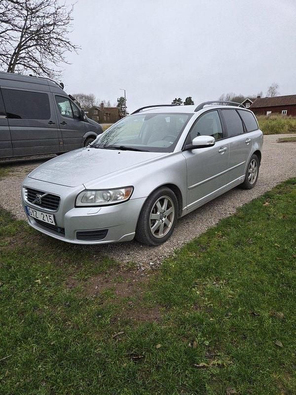 Grå Begagnad 2008 Volvo V50 Kinetic Kombi | 49 000 kr (Marknadspris) - Bild 1/4