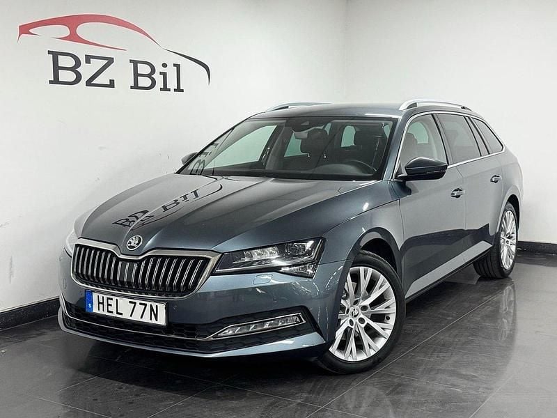 Mörkgrå (grå) Begagnad 2020 Skoda Superb Business Line Kombi | 254 900 kr (Marknadspris) - Bild 1/4