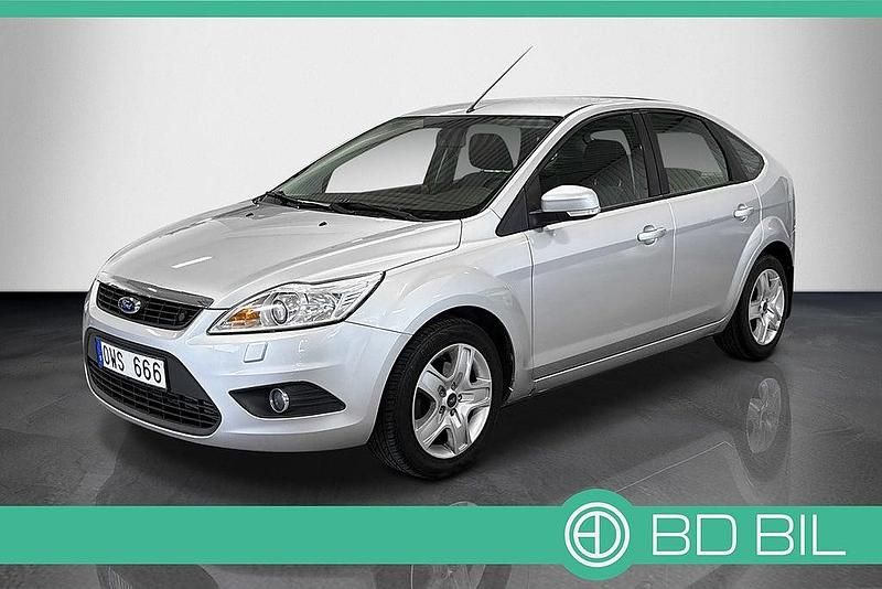 Grå Begagnad 2010 Ford Focus Halvkombi | 47 900 kr (Marknadspris) - Bild 1/3