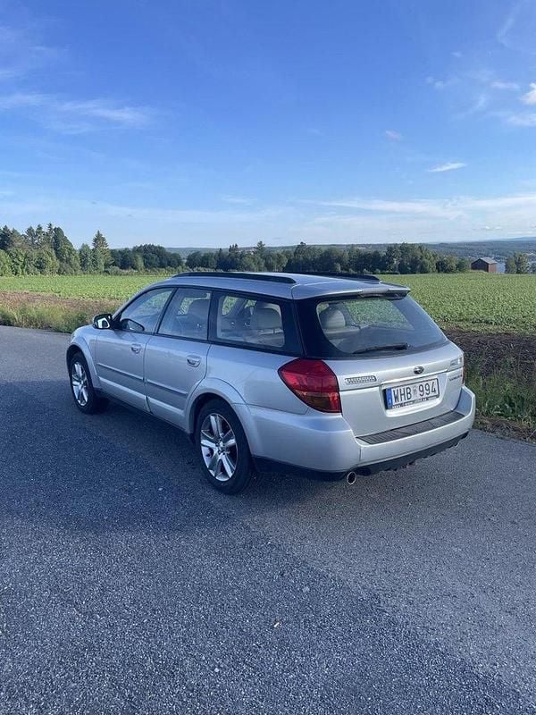 Silver Begagnad 2004 Subaru Outback SUV | 32 000 kr (Marknadspris) - Bild 1/4