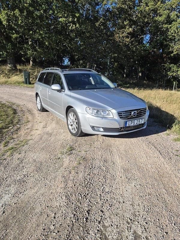 Begagnad Volvo V70 Momentum 181 HK (133 kW) 2015 Silver Kombi