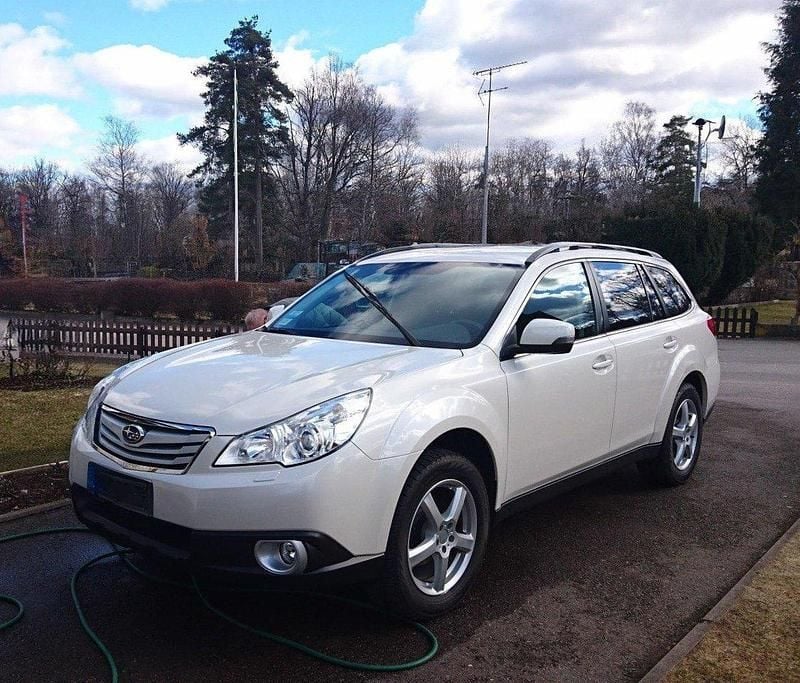 Vit Begagnad 2012 Subaru Outback Kombi | 59 000 kr (Superpris) - Bild 1/4
