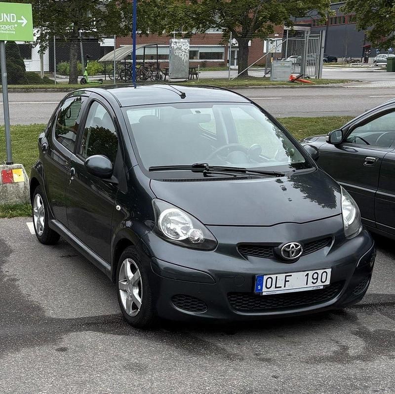 Grå Begagnad 2011 Toyota Aygo Halvkombi | 47 000 kr (Marknadspris) - Bild 1/1
