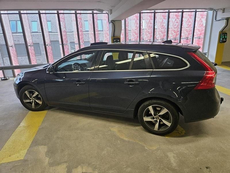 Blå Begagnad 2013 Volvo V60 Momentum Kombi | 38 000 kr (Marknadspris) - Bild 1/2