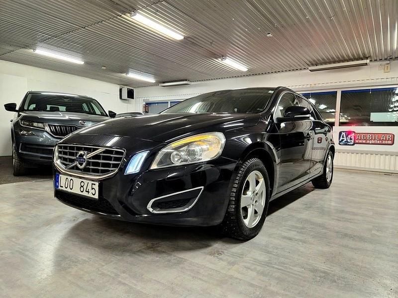 Begagnad Volvo V60 Momentum 163 HK (119 kW) 2011 Svart Kombi