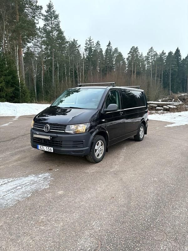 Svart metallic Begagnad 2018 VW T6 Van | 179 000 kr (Superpris) - Bild 1/4